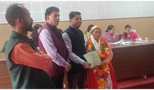 निर्वाचित प्रधानों को प्रमाण पत्र दिए जा रहे