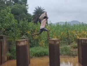 पिलर के सहारे जिंदगी!