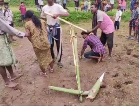 प्रेमी जोड़े के गले में बांधा हल