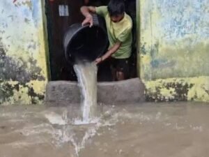 लोगों के घरों में भरा पानी