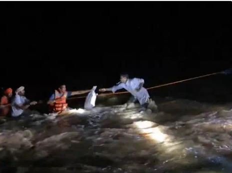 वॉटरफॉल में फंसे लोगों का रेस्क्यू