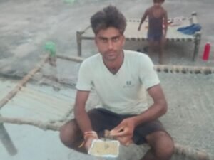 फर्रुखाबाद में जन्माष्टमी पर बाढ़ राहत में मांसाहारी भोजन का वितरण