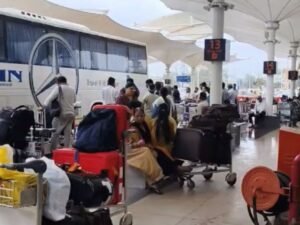 सभी यात्रियों को विमान से उतार दिया गया