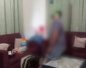  पति ड्राइंग रूम में लटका मिला।