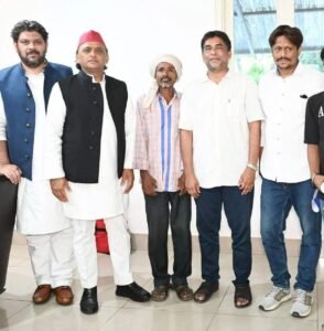 अखिलेश यादव ने इस रिक्शा चालक को किया सम्मानित