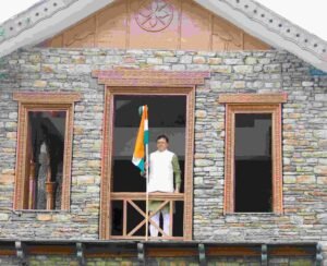 मुख्यमंत्री धामी ने अपने शासकीय आवास में फहराया तिरंगा