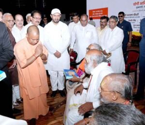 CMयोगी ने साधु-संतों का सम्मान 