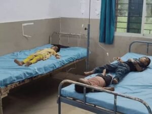 मां ने 3 बच्चों के साथ खाया जहर