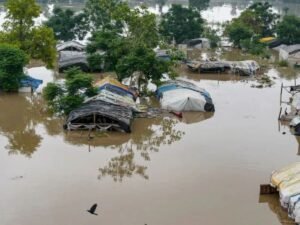 UP में लगातार बारिश से बाढ़ का कहर