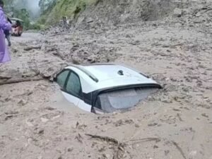 उत्तराखंड में बादल फटने से भारी तबाही