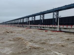 गंगा नदी का जलस्तर खतरे के निशान से 2 मीटर ऊपर बह रहा है