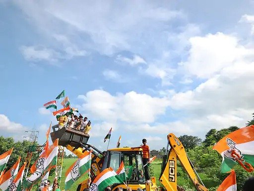 Rahul Gandhi Flying Kiss Goes Viral in Bihar Yatra 