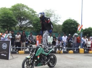 भोपाल स्टंट स्कूल के युवाओं ने दमदार बाइक स्टंट्स दिखाए।