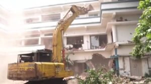 करोड़ों की कोठी पर चला बुलडोजर