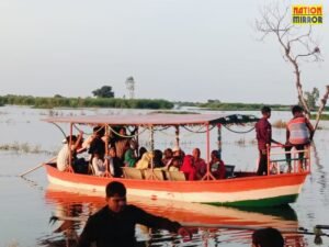 फर्रुखाबाद में नाव से पहुंची बारात