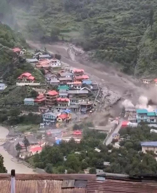 5 अगस्त की सुबह, उत्तराखंड के उत्तरकाशी ज़िले में एक ऐसा मंज़र देखने को मिला, जिसे शब्दों में बयान कर पाना मुश्किल है। धराली गांव की सुबह आम नहीं थी — यह एक कयामत की घड़ी थी। तेज गर्जन, अंधाधुंध बारिश और फिर पहाड़ों से बरसता वो कहर — जिसने एक पूरा गांव अपनी चपेट में ले लिया। 🏔️ खीर गंगा बह गई, चीखों से कांपा गांव उत्तरकाशी से लगभग 218 किमी दूर बसे धराली गांव के पास जब बादल फटा, तो सब कुछ पलभर में बदल गया। गांव के पास स्थित खीर गंगा बस्ती पूरी तरह बह गई। अब तक की जानकारी के मुताबिक, 4 लोगों की मौत हो चुकी है और कई लोग लापता हैं। "हमने सिर्फ पानी की तेज आवाज़ सुनी... फिर सब कुछ बहता चला गया।" – एक स्थानीय दुकानदार की आंखों में डर आज भी तैर रहा है। 💔 तस्वीरें जो रुला देती हैं बच्चों की स्कूल बैग मलबे में दब गई। एक माँ की चप्पल, आधे टूटे बरामदे में पड़ी रह गई। होटल की दीवारें गिर गईं — और साथ ही कुछ सपने भी। ग्रामीणों की आंखों में बस एक सवाल — “अब क्या?” धराली का बाजार जो कल तक चहल-पहल से भरा रहता था, आज मलबे और ख़ामोशी में डूबा है। यह सिर्फ एक गांव नहीं बहा — भविष्य की उम्मीदें, यादों की गलियां और बचपन की गलियों की मिट्टी भी साथ बह गई। 🛡️ रेस्क्यू में जुटी सेना, SDRF और NDRF घटना की भयावहता को देखते हुए आर्मी, SDRF और NDRF की टीमें मौके पर पहुंची हैं। बचाव अभियान युद्धस्तर पर जारी है। स्थानीय प्रशासन, डीएम प्रशांत आर्य की निगरानी में कार्य कर रहा है। लेकिन मलबा इतना गहरा और व्यापक है कि राहत कार्यों में समय लग सकता है। अभी भी कई लोग मलबे के नीचे दबे होने की आशंका है। 🌧️ केवल धराली नहीं, पूरा उत्तर भारत खतरे में मौसम विभाग ने पहले ही चेतावनी दी थी, और अब वो डर हकीकत बन गया। केरल में रेड अलर्ट, हिमाचल, हरियाणा, उत्तराखंड, बिहार, यूपी सहित 19 राज्यों में भारी बारिश का खतरा। ये वही मानसून है, जिसकी बारिश किसानों के लिए वरदान होती थी, अब वही लोगों के लिए विनाश का कारण बनती जा रही है। 🧠 सवाल जो हर बार छूट जाता है… हर बार हम पूछते हैं — क्या आपदा से पहले कोई अलर्ट था? क्या गांवों में सुरक्षित शेल्टर तैयार हैं? क्या स्थानीय प्रशासन को पूरी जानकारी थी? और हर बार जवाब मिलता है — "अब समीक्षा करेंगे..." लेकिन धराली के लोग अब समीक्षा नहीं, सुरक्षा चाहते हैं। मलबा हटेगा, सड़कें बनेंगी, लेकिन जो लोग चले गए — वो कभी लौटेंगे? 🧭 निष्कर्ष: मौसम बदल रहा है, लेकिन क्या हमारी सोच बदली? धराली की ये त्रासदी हमें याद दिलाती है कि प्रकृति जब क्रोधित होती है, तो वो बिना चेतावनी के सब कुछ बहा ले जाती है। हमारे पास तकनीक है, सेटेलाइट्स हैं, रडार हैं — पर क्या हमारे पास वो संकल्प है, जो हर गांव को बचा सके? आज धराली की बारी थी। कल किसी और की हो सकती है।