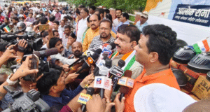 Alok Sharma distributes helmets Bhopal:
