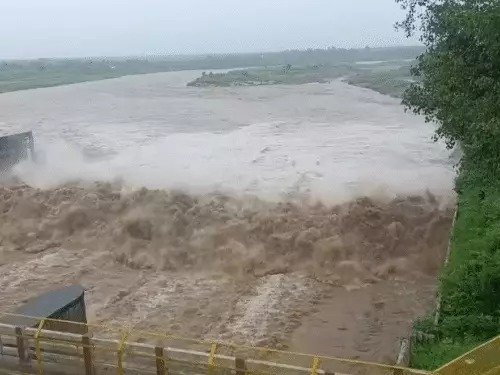 flood alert delhi yamuna himachal rain landslide india 
