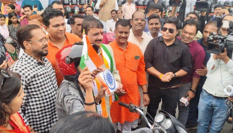Alok Sharma distributes helmets Bhopal: