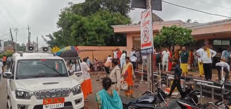 Datia SDM lungi protest: