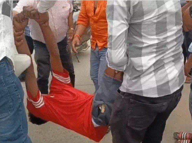 अस्पताल लेकर पहुंचे लोग