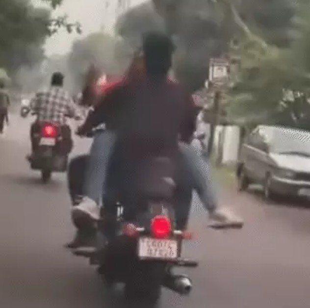 चलती बाइक पर कपल का रोमांस