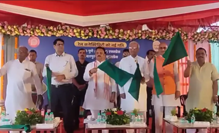 ट्रेन को दिखाई हरि झंडी