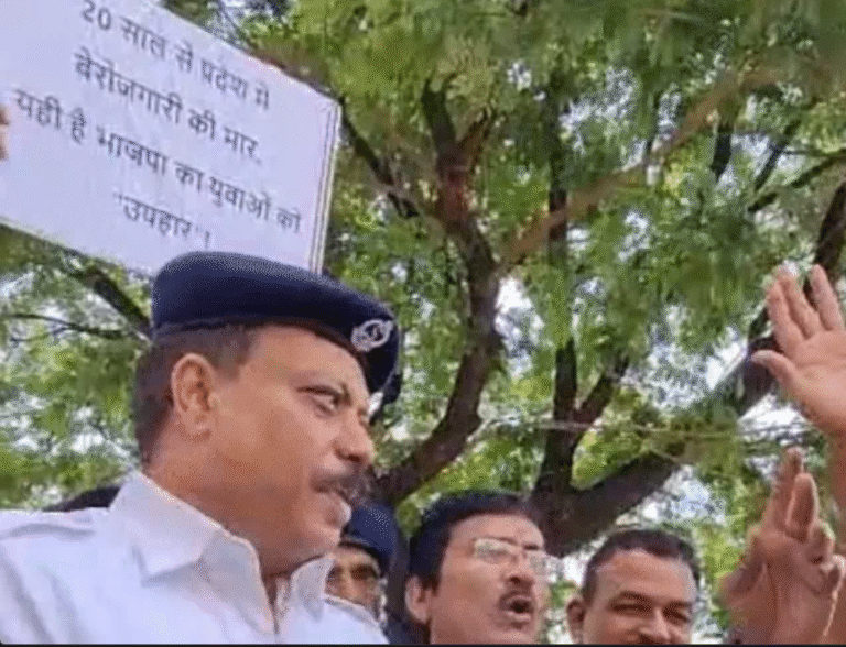 पुलिस की वर्दी में कांग्रेसी