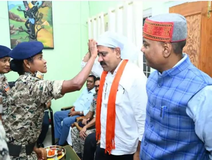 हिंडमा के गार्ड से गृहमंत्री ने बधवाई राखी