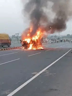 Aligarh Accident 5 Burnt Alive as CNG Car Crashes into Truck
