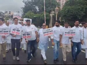 कांग्रेस विधायकों ने "वोट चोर गद्दी छोड़ो" के नारे लगाते हुए तख्तियां लहराईं