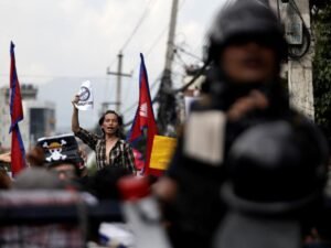 प्रदर्श में शामिल हजारों युवा