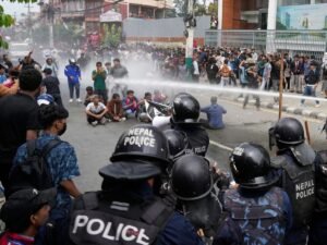 संसद में घुसे प्रदर्शनकारी