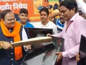 शिवसेना ने TV तोड़े 