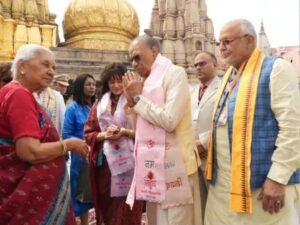 काशी विश्वनाथ मंदिर में सुबह राज्यपाल आनंदीबेन पटेल ने मॉरीशस के पीएम और उनकी पत्नी का स्वागत किया