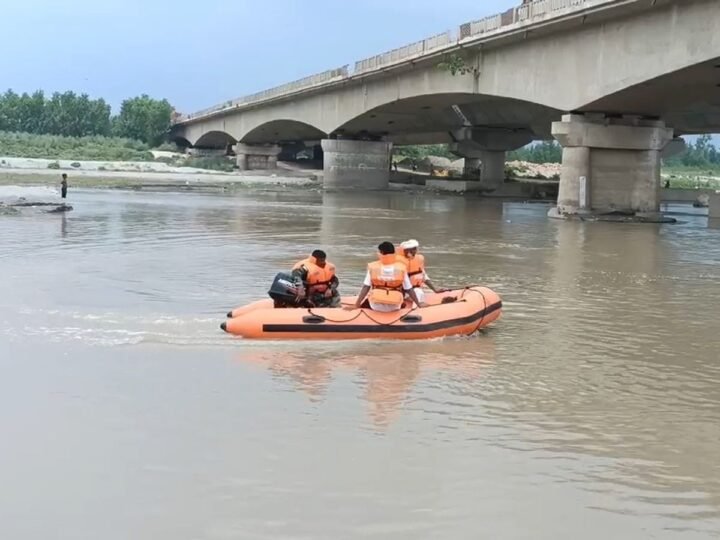गोताखोर और NDRF की टीम कर रही तलाश