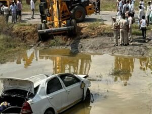 क्रेन से निकाली गई कार