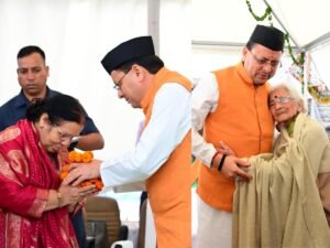 आंदोलन में अपना सर्वस्व न्योछावर करने वाले अमर शहीदों के परिजनों को सम्मानित किया।