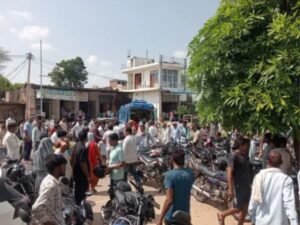 ग्रामीण और बच्चों के परिजन अस्पताल पहुंचे।