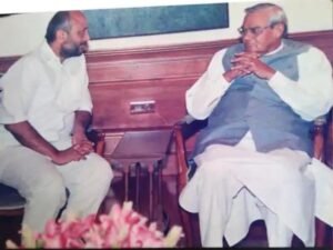 पूर्व प्रधानमंत्री अटल बिहारी वाजपेयी के साथ सीपी राधाकृष्णन।‌‌