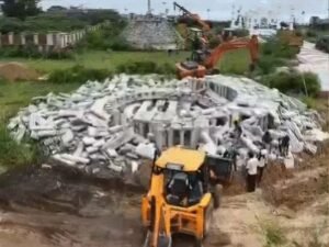 टलैंड पर हुए इस निर्माण को तोड़ने के लिए एक्सपर्ट की भी मदद ली जा रही है।