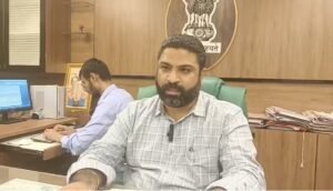 द्वारका प्रशासन यात्रियों को निकालने में लगा