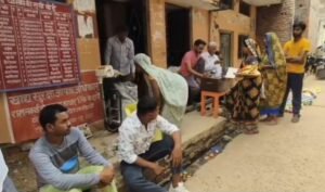 मुफ्त राशन के नाम पर कोटेदार खुलेआम गरीबों को लूट रहे