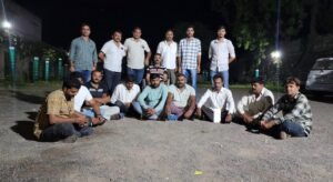 10 आरोपियों को रंगे हाथों गिरफ्तार किया