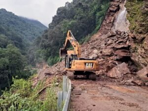 केदारनाथ नेशनल हाईवे पर सोमवार को भूस्खलन से दो यात्रियों की मौत और छह घायल