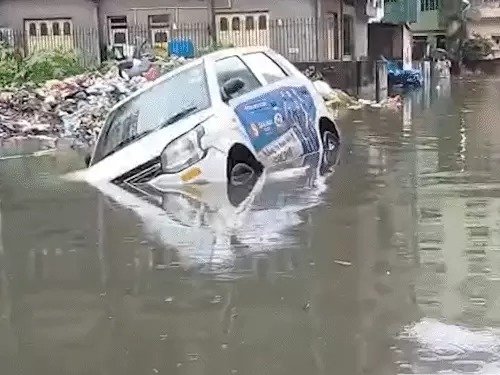 kolkata-heavy-rain-floods-deaths-metro-canceled