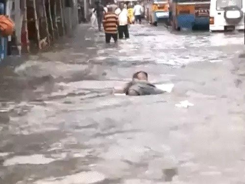kolkata-heavy-rain-floods-deaths-metro-canceled