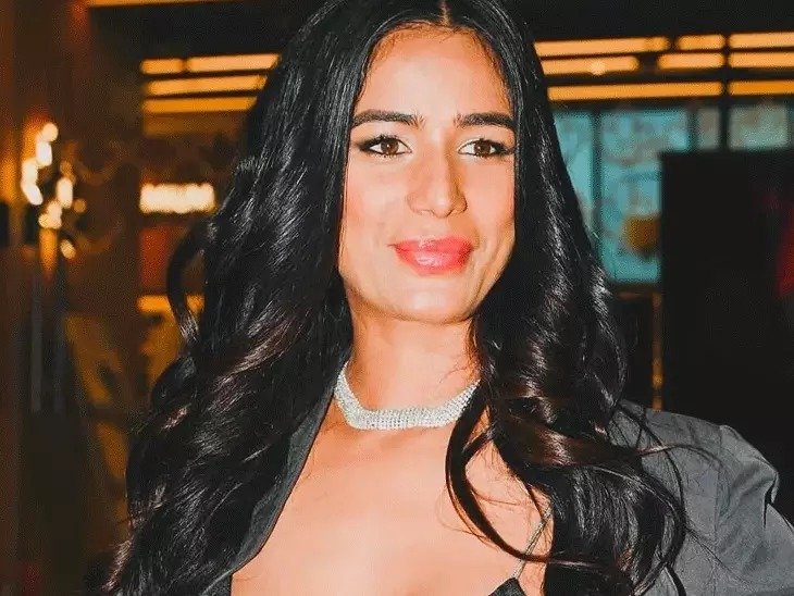 poonam-pandey-removed-from-ramleela-bjp-vhp-reaction-controversy