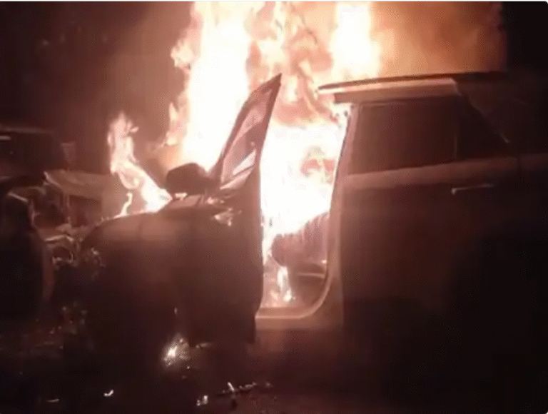 कार में जिंदा जले दो लोग