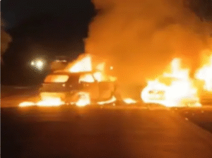 दोनों कारों में लगी आग